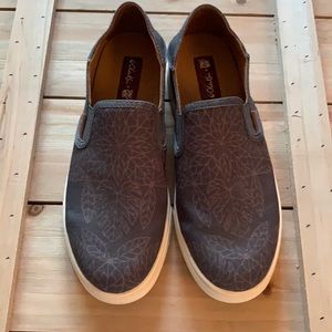 Olukai women’s sneakers size 8